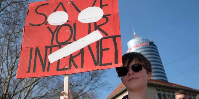 Eine Teilnehmerin einer Demonstration unter dem Motto «Save the Internet» gegen das Urheberrechts-Gesetz steht am 23.03.19 mit einem Schild auf dem Holzmarkt in Jena . (Archivbild) Urheberrecht-Gesetz Demonstration