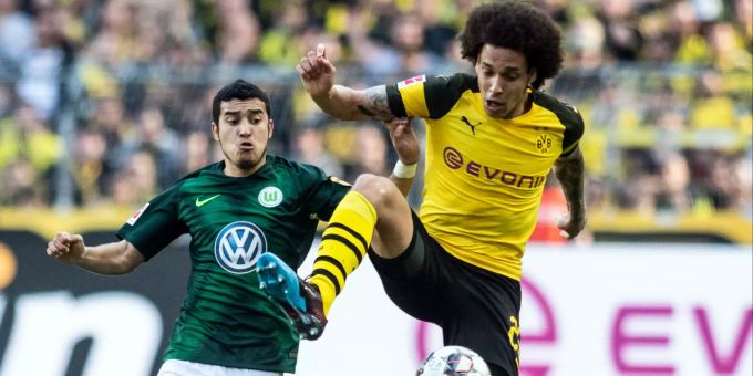 Wolfsburgs William (links) im Zweikampf mit Axel Witsel vom BVB. Der Brasilianer wäre Kevin Mbabus Konkurrent beim VfL. Kevin Mbabu Wolfsburg