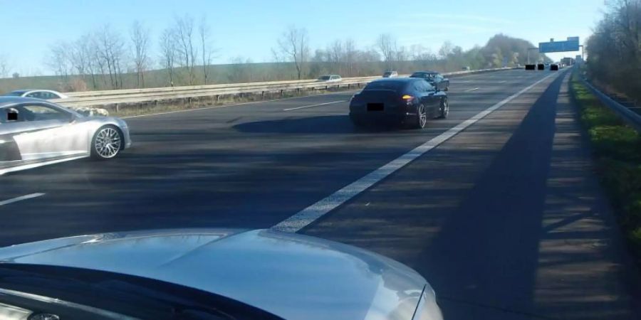 Nach einer Autoblockade der A3 am 22. März durch eine Hochzeitsgesellschaft sind nun mehrere Objekte im Raum Wesel durchsucht worden. Foto: Polizei Düsseldorf