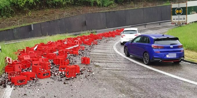 Zahlreiche Kisten mit Bierflaschen liegen verteilt auf der Autobahnausfahrt Rheinfelden-Ost. LkW verliert Bier