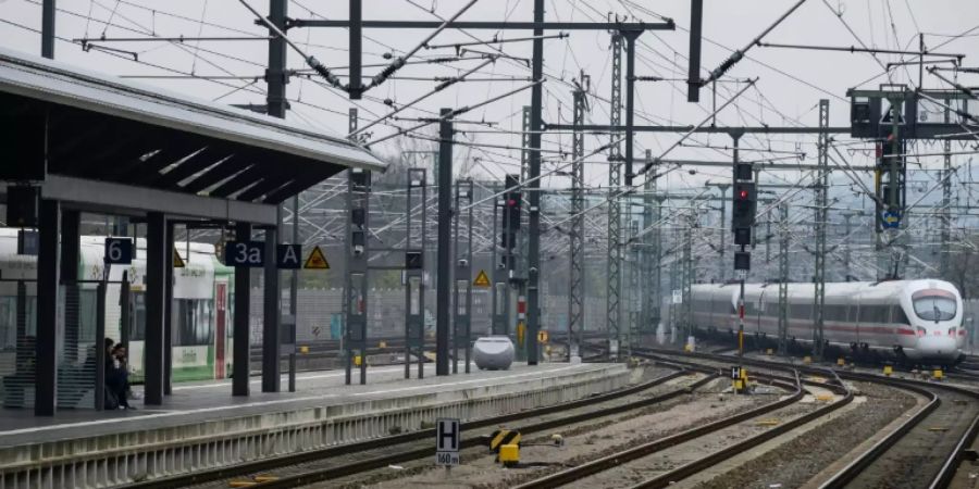 ICE der Deutschen Bahn im Bahnhof Erfurt