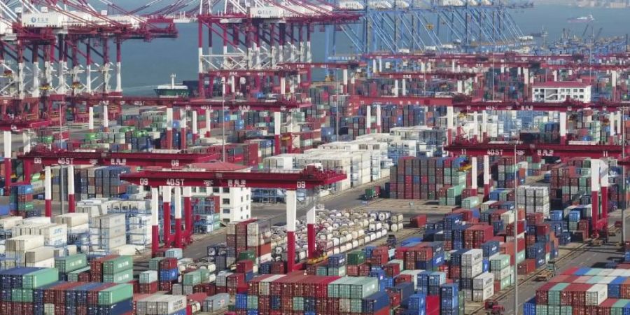 Im Hafen von Qingdao stehen Container und Containerbrücken. Foto: AP