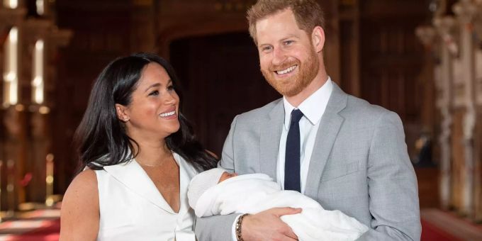 08.05.2019, Grossbritannien, Windsor: Prinz Harry von Grossbritannien und Meghan, Herzogin von Sussex, kommen mit ihrem Sohn Archie Harrison Mountbatten-Windsor zu einem Fototermin in der St. George's Hall im Windsor Castle. meghan zum muttertag