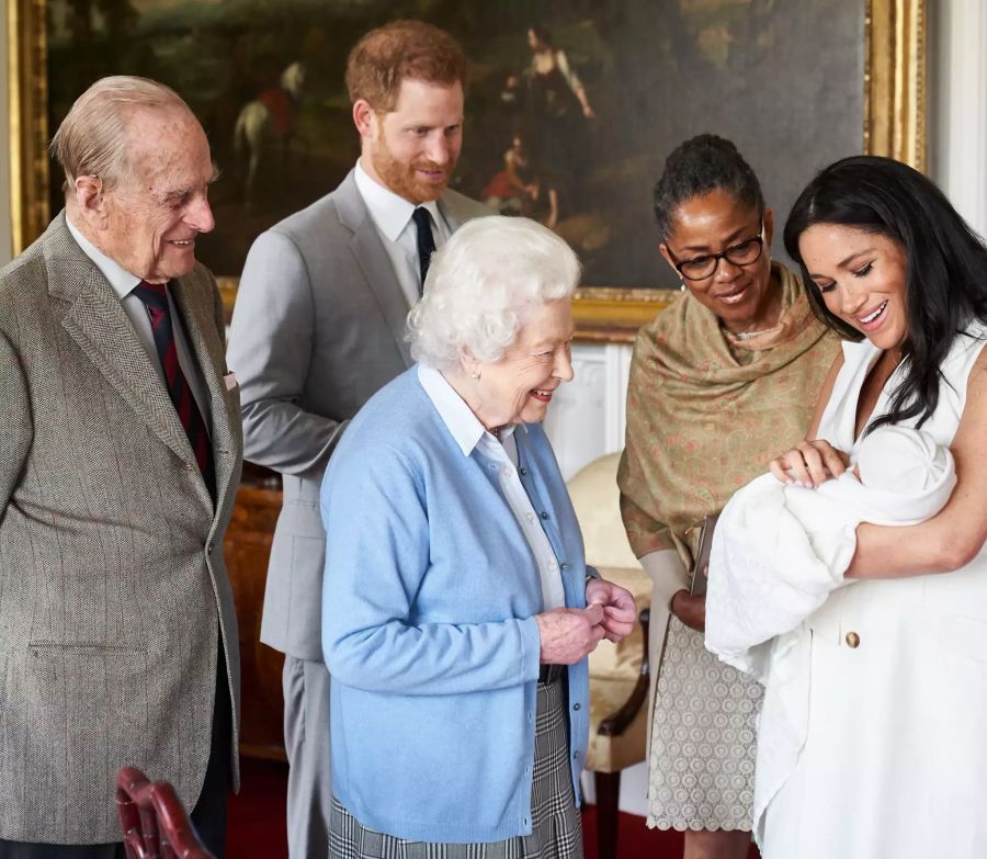 Meghan Markle zeigt zusammen mit Prinz Harry ihren Sohn Archie der Königin Elizabeth II. (M), dem Herzog von Edinburgh (l.) und ihrer Mutter Doria Ragland (2. v. r).