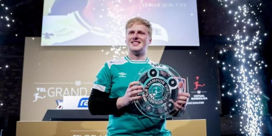 Michael «MegaBit» Bittner ist Deutscher Meister der Virtual Bundesliga (VBL). Foto: Christoph Soeder/dpa