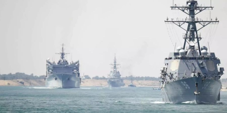 Begleitschiffe des Flugzeugträger USS Abraham Lincoln im Suezkanal. Foto: Mass Communication Specialist 3r/U.S. Navy/AP