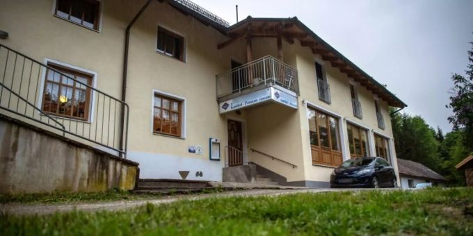 In der Pension in Passau (D) wurden drei Todesopfer mit Pfeilen im Körper gefunden. Pension in Passau