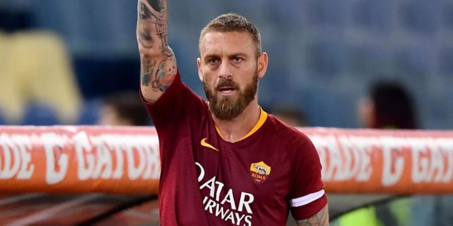 Daniele De Rossi winkt dem Römer Publikum zu