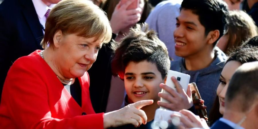 Angela Merkel beim Besuch einer Berliner Schule