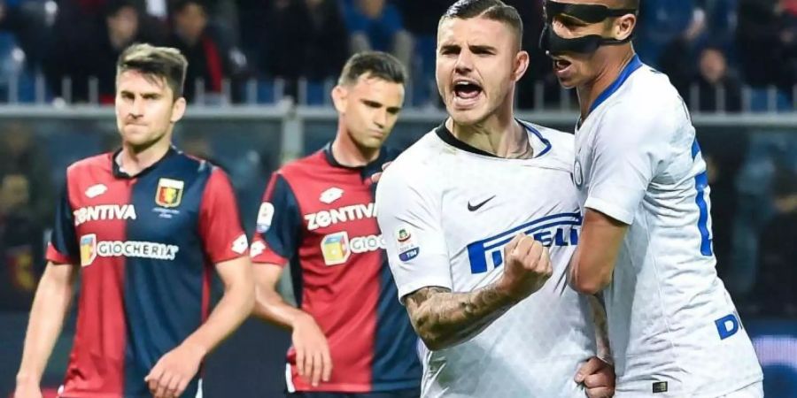 Mauro Icardi (2.v.r) jubelt mit seinem Teamkollegen Joao Miranda (r). Foto: Simone Arveda/ANSA/AP