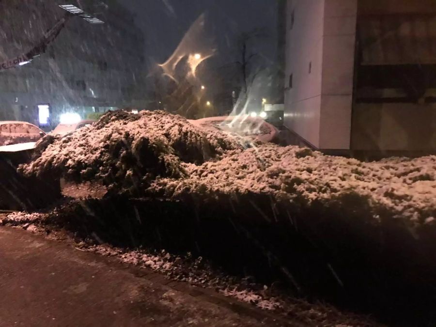 Mühsames Wetter im April: In Köniz BE erwartete Frühaufsteher am Donnerstagmorgen eine Winterlandschaft.