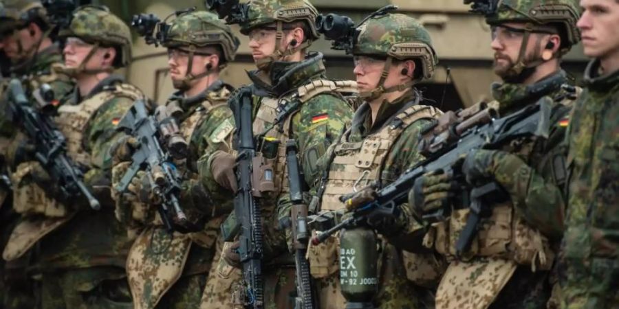 Soldaten der Bundeswehr bei einer Übung im Gelände. Die Bundeswehr-Auslandseinsätze 2018 waren einem Medienbericht deutlich teurer als geplant. Foto: Philipp Schulze