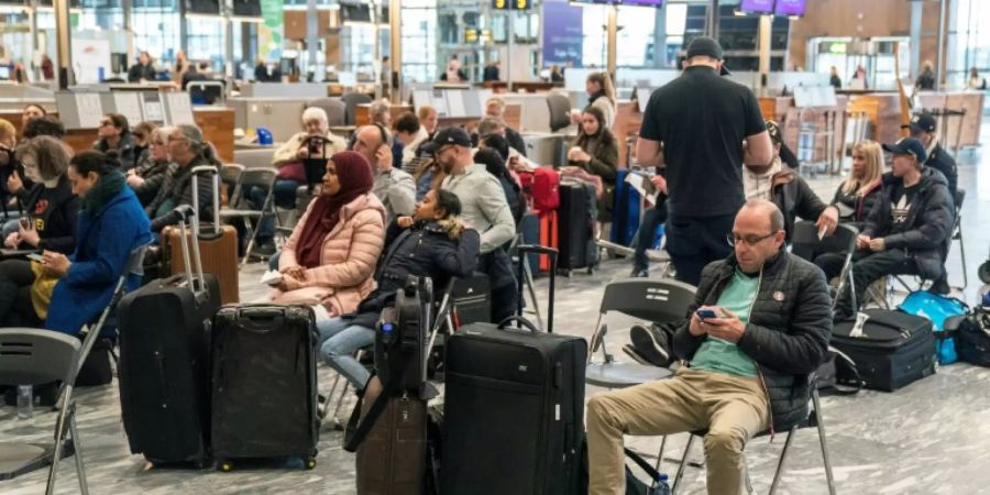 Fluggäste am Flughafen Gardermoen in Oslo