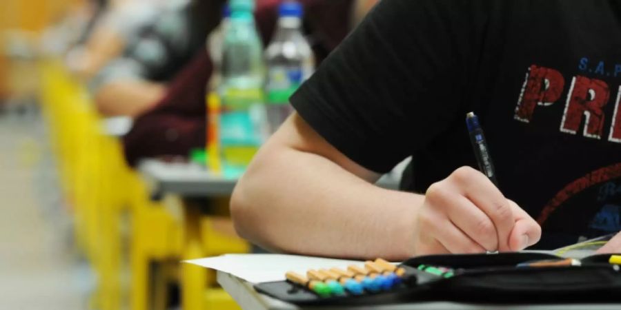 Schüler bei ihrer Abiturprüfung
