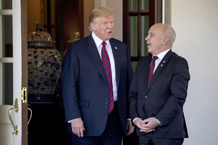 US-Präsident Donald Trump begrüsst Ueli Maurer vor dem Weissen Haus.