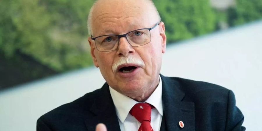 Geht mit der DFL hart ins Gericht: Bremens Innensenator Ulrich Mäurer. Foto: Mohssen Assanimoghaddam