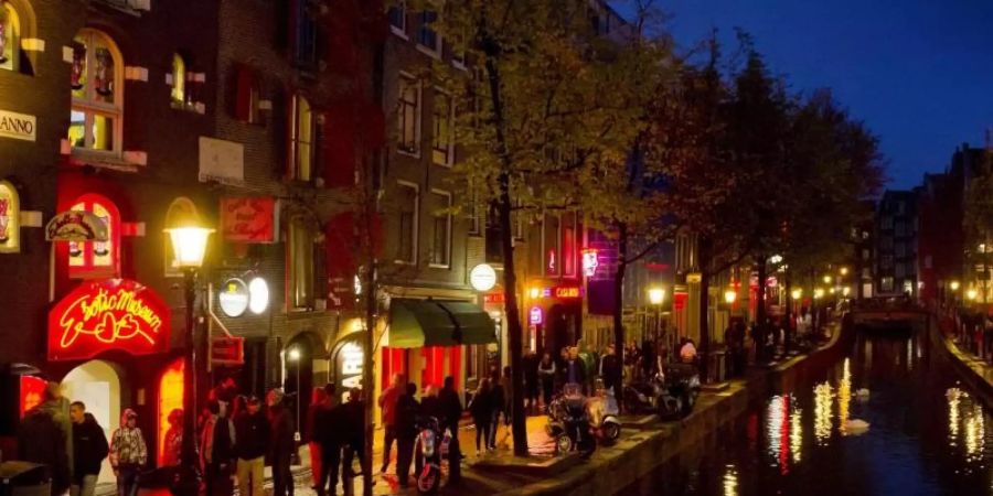 Amsterdam verbietet Führungen durch sein weltberühmtes Rotlichtviertel. Das Viertel sei zu sehr von Touristen überlaufen. Foto: Koen Van Weel/ANP