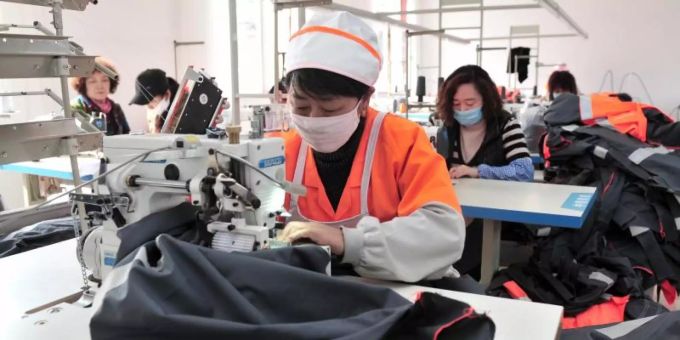 Frauen verarbeiten Kleidung im chinesischen Chengde. Kleidung Öko