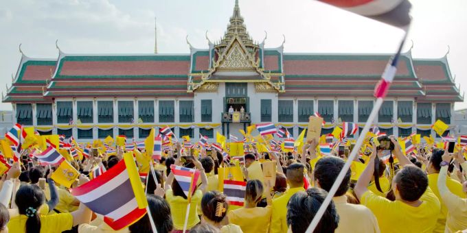 Anhänger jubeln König Maha Vajiralongkorn (M, l), mit Beinamen Rama X, und Königin Suthida von Thailand (M, r) zu am Grossen Palast. Maha Vajiralongkorn