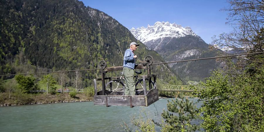 Alois Frei kurbelt sich in Erstfeld voran mit der letzten Drahtseilbahn, die über die Reuss führt.