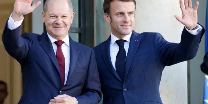 Emmanuel Macron (re) von Frankreich und Olaf Scholz von Deutschland stecken beide tief in der Krise. Macron und Scholz am Mittwoch in Paris