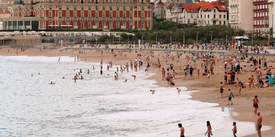Menschen baden im Meer - Biarritz Ende Oktober.