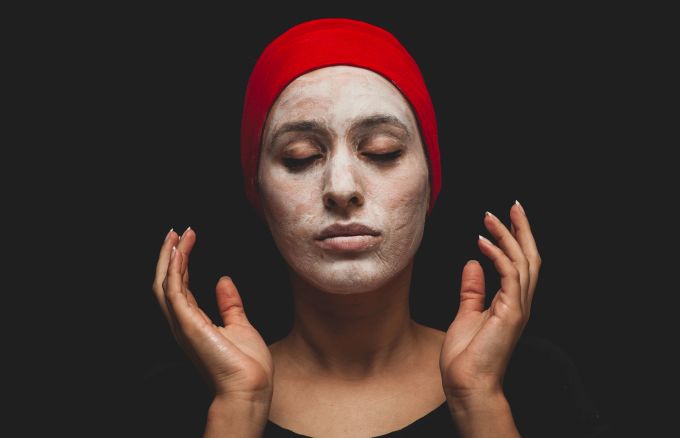 Bei einer gesunden Haut tut ein Peeling gut. Frau mit Maske