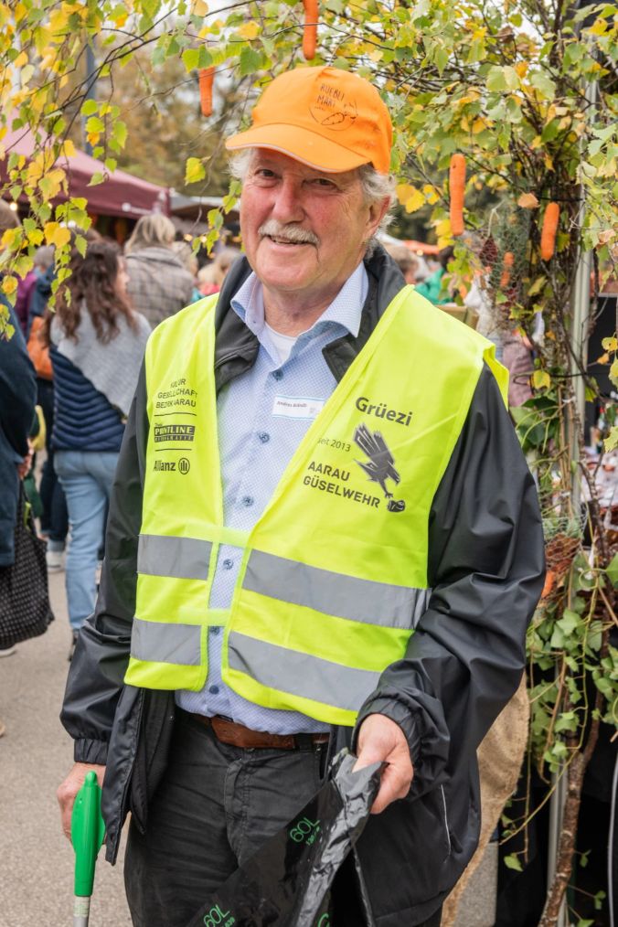 Der Güselwehr-Gründer Andres ist auch heute für die Sauberkeit in der Altstadt unterwegs.