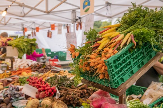 Nebst den Rüebli bieten Marktfahrende auch viele lokale und überregionale Produkte an.
