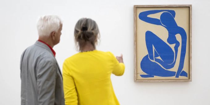 Besucher bewundern an der Art Basel ein Gemälde. Art Basel