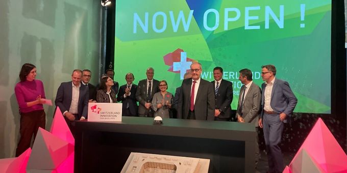 Bundesrat Guy Parmelin eröffnete umgeben von der Leitung der Institution sowie Regierungsvertretern der Trägerkantone den Main Campus Allschwil des Switzerland Innovation Park Basel Area. Bundesrat Guy Parmelin eröffnete umgeben von der Leitung der Institution sowie Regierungsvertretern der Trägerkantone den Main Campus Allschwil des Switzerland Innovation Park Basel Area.