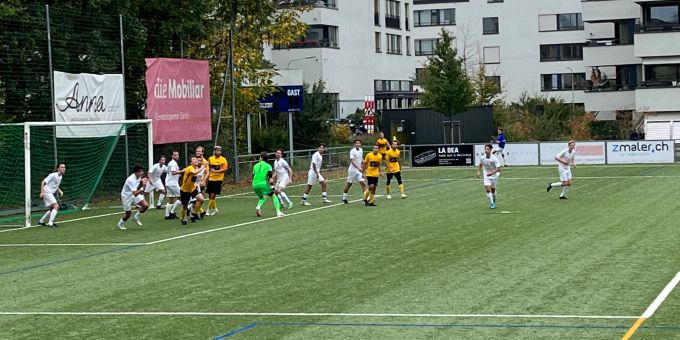 Für den Geschmack des FC Küsnacht-Fan herrschte vor dem Tor von Frei zu oft zu viel Verkehr. Fussballspiel auf Kunstrasen