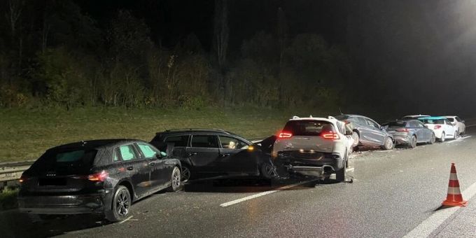 Bei einer Massenkarambolage auf der A12 gab es am Montag vier Verletzte. Bei einer Massenkarambolage auf der A12 gab es am Montag vier Verletzte.