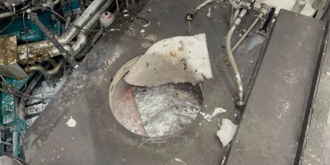 Der Elektriker fiel in diesen Topf mit flüssigem Aluminium. aluminium