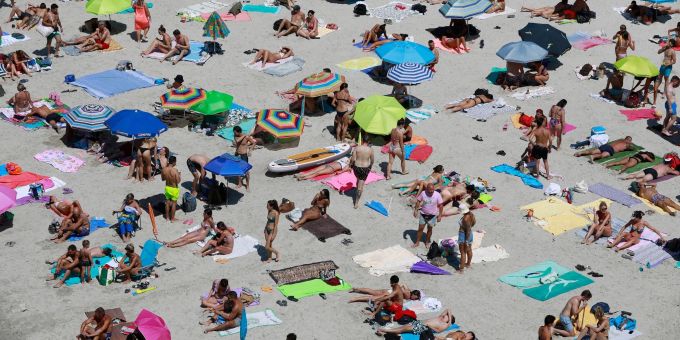 Vor allem in den Sommermonaten platzt Mallorca aus allen Nähten. Umweltschützer wünschen sich eine bessere Verteilung auf das gesamte Jahr. Vor allem in den Sommermonaten platzt Mallorca aus allen Nähten. Umweltschützer wünschen sich eine bessere Verteilung auf das gesamte Jahr.
