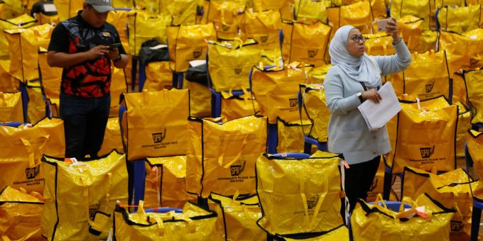Beamte der Wahlkommission kontrollieren im malysischen Shah Alam die Wahlurnen, bevor sie in ein Wahllokal gebracht werden. Beamte der Wahlkommission kontrollieren im malysischen Shah Alam die Wahlurnen, bevor sie in ein Wahllokal gebracht werden.