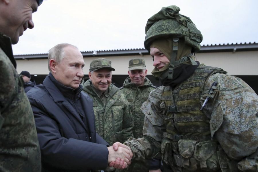 Kremlchef Putin besucht im Herbst 2022 russische Soldaten.