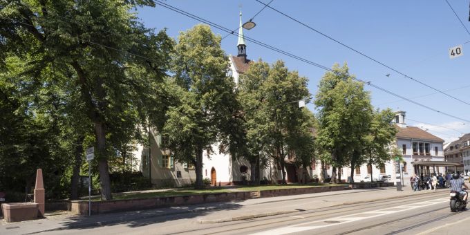 Die reformierte Kirche St. Martin im historischen Zentrum Riehens ist in ihrem spätgotischen Stil seit 1694 nur wenig verändert worden. Die reformierte Kirche St. Martin im historischen Zentrum Riehens ist in ihrem spätgotischen Stil seit 1694 nur wenig verändert worden.