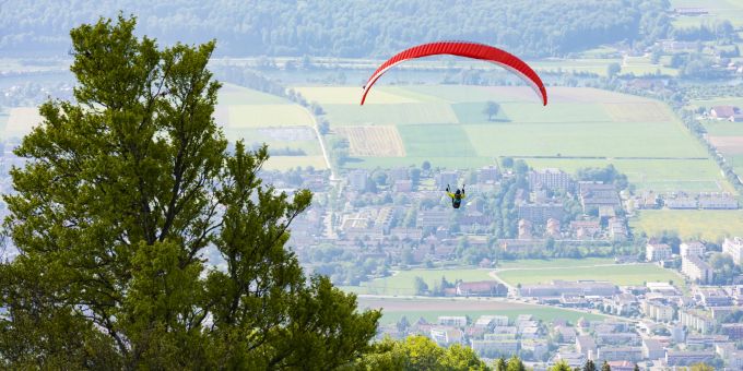 Ein Gleitschirmpilot startet beim Weissenstein zu seinem Flug in die Aareebene. Gleitschirm