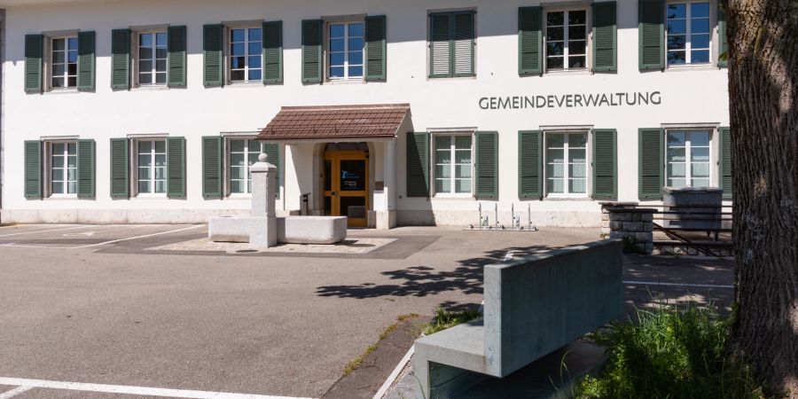 das Gemeindehaus mit dem Brunnen in Oberdorf. Die Gemeinde lieg nordwestlich des Kantonshauptortes Solothurn.