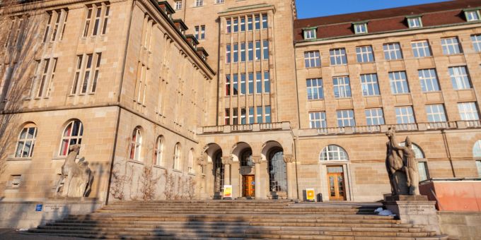 Die Eidgenössische Technische Hochschule Zürich, kurz ETH. Die Eidgenössische Technische Hochschule Zürich, kurz ETH.