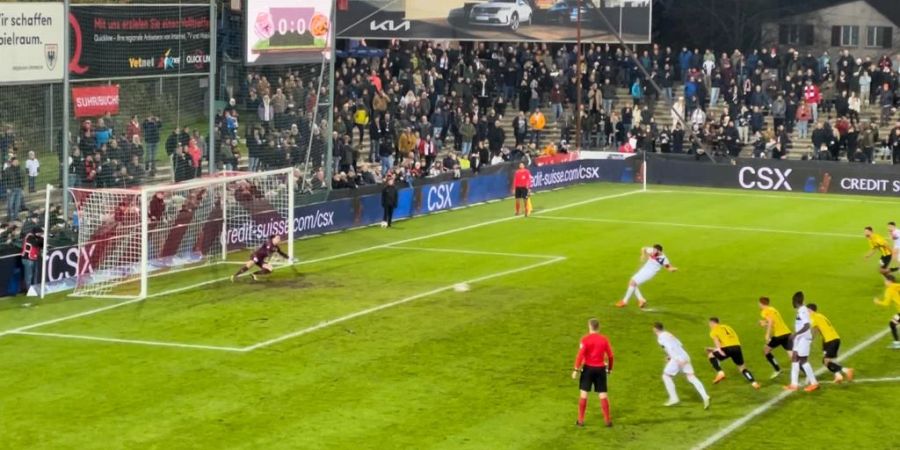 Shkelzen Gashi verwandelt einen Elfmeter in der Nachspielzeit der ersten Halbzeit.