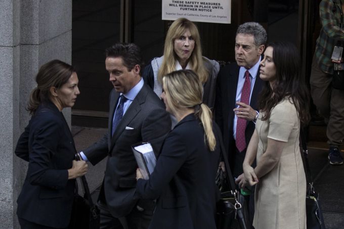 Die Anwälte von Harvey Weinstein stehen vor dem Gericht in Los Angeles. harvey weinstein zeugin
