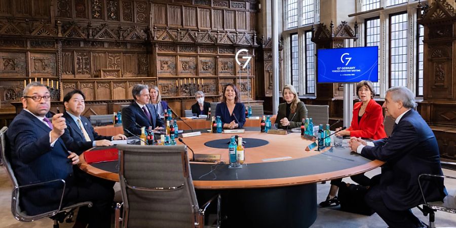 dpatopbilder - Annalena Baerbock (4.v.r., Bündnis 90/Die Grünen), Aussenministerin, Melanie Joly (3.v.r.), Aussenministerin von Kanada, James Cleverly (l), Aussenminister von Grossbritannien, Antonio Tajani, Aussenminister von Italien (r), Catherine Colonna, Aussenministerin von Frankreich (2.v.l.), Yoshimasa Hayashi (3.v.l.), Aussenminister von Japan, und Antony Blinken (M), Aussenminister der USA, kommen zu einer Arbeitssitzung im Friedenssaal des Historischen Rathauses während des Treffens der G7 Aussenministerinnen und Aussenminister im Rahmen des deutschen G7-Vorstandes zusammen. Foto: Rolf Vennenbernd/dpa-pool/dpa