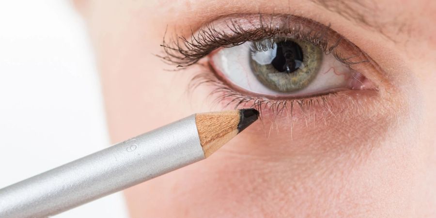 Wärmt man den Kajalstift in den Handflächen ein wenig auf, lassen sich anschliessend auch feine Linien leichter ziehen.