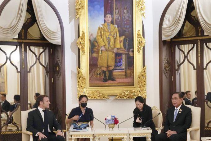 Emmanuel Macron (l) nimmt am Apec-Gipfel teil. apec
