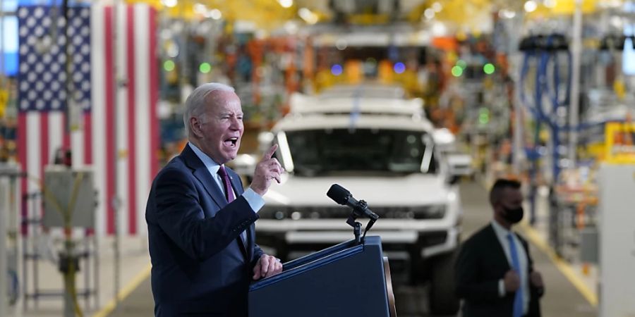 Die E-Auto-Sparte des US-Autokonzerns General Motors dürfte ab 2025 profitabel sein. Im Bild der Besuch des US-Präsidenten Joe Biden in einem GM-Werk im letzten Jahr. (Archivbild)