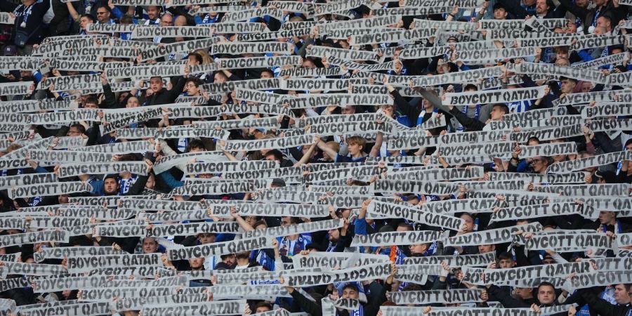 Herthas Fans in der Ostkurve rufen mit Transparenten zum Boykott der Fussball-WM in Katar auf.