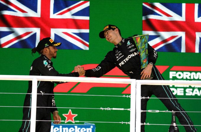 Lewis Hamilton gratuliert George Russell zum Sieg beim Brasilien-GP. Lewis Hamilton George Russell