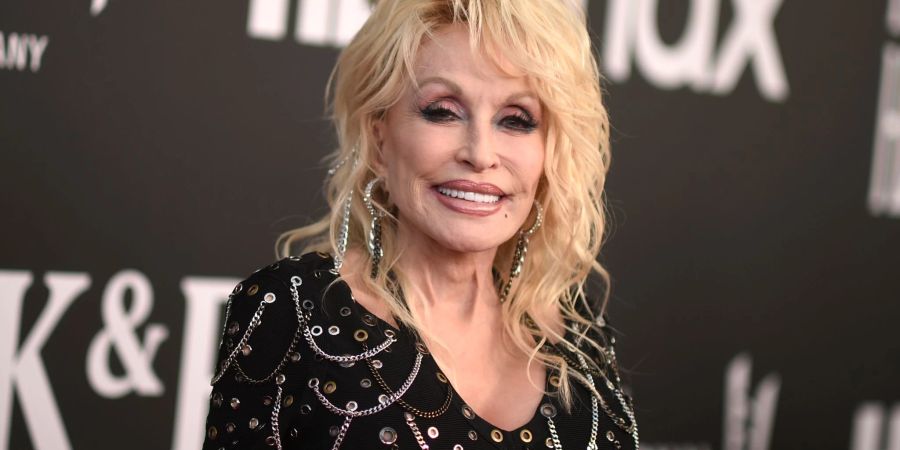 Dolly Parton bei der Einführungszeremonie der Rock & Roll Hall of Fame 2022 im Microsoft Theater in Los Angeles.